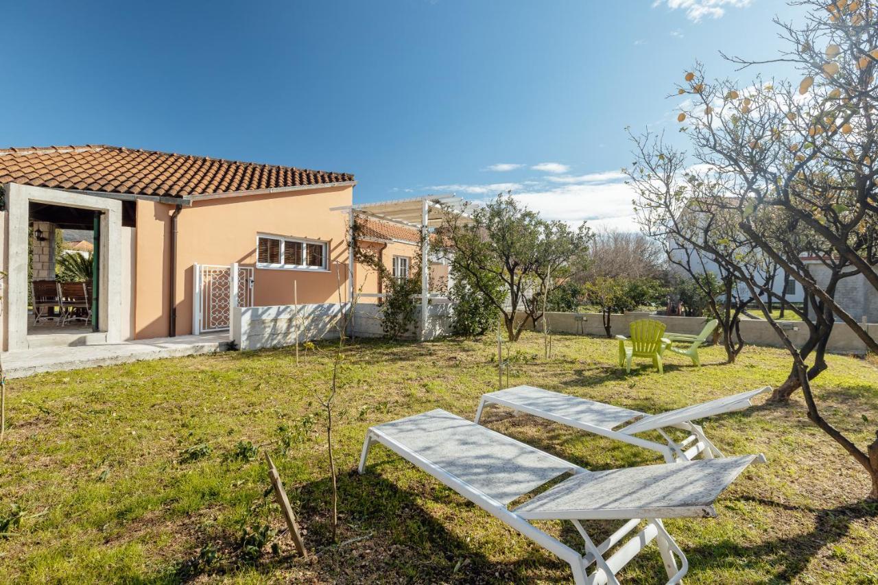 Stylish Mini-House With Garden & Beach Bijela Exteriör bild