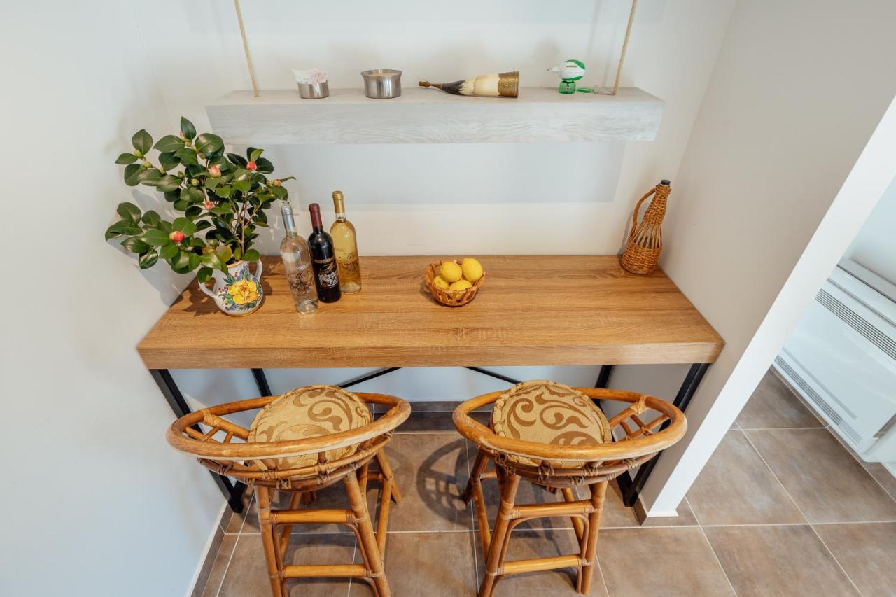 Stylish Mini-House With Garden & Beach Bijela Exteriör bild