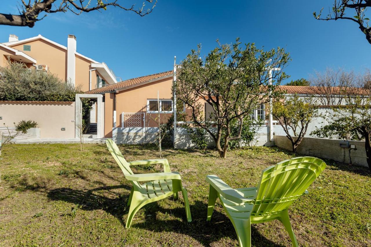 Stylish Mini-House With Garden & Beach Bijela Exteriör bild